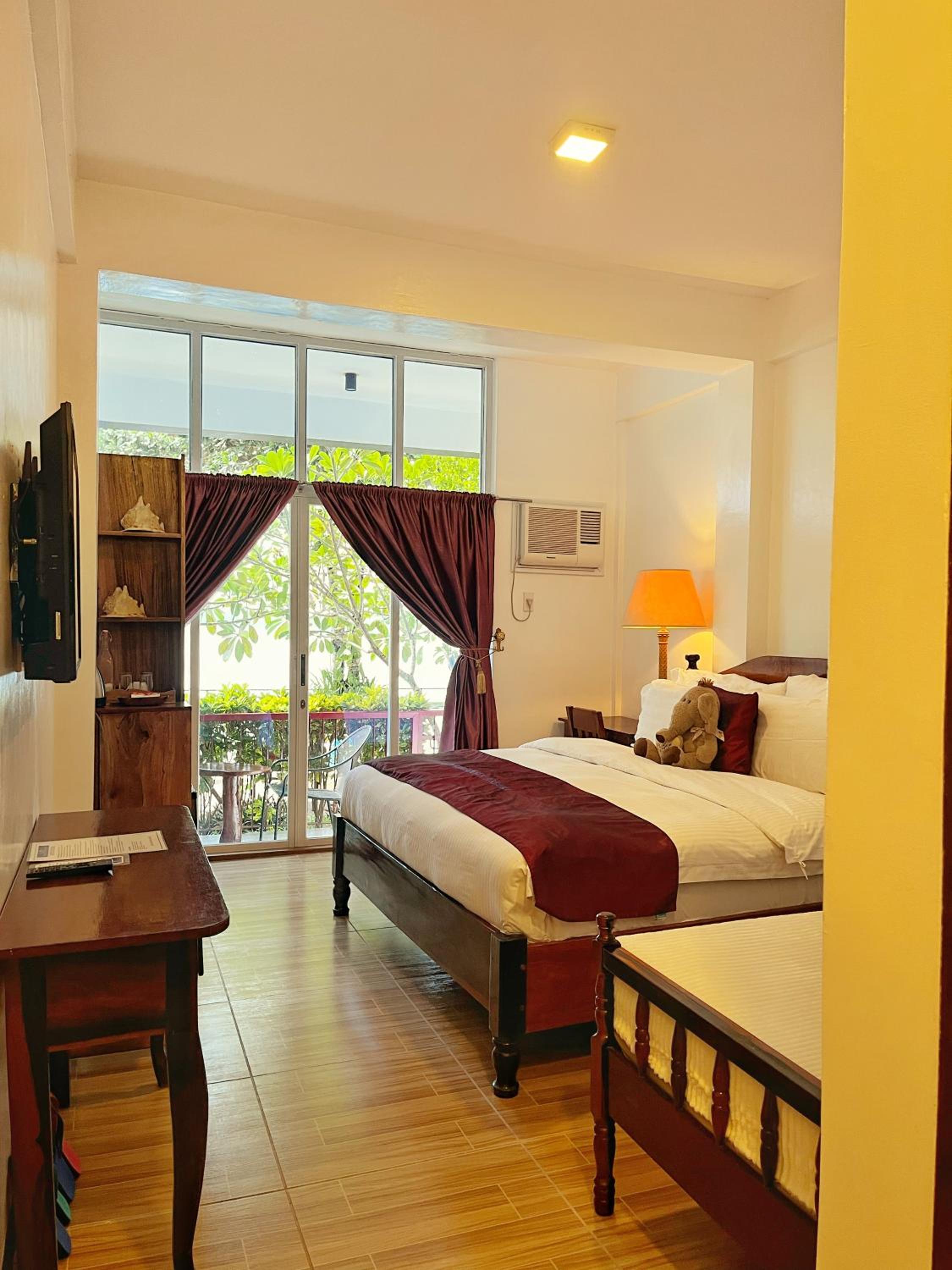 Room, King Bed, Pool Access