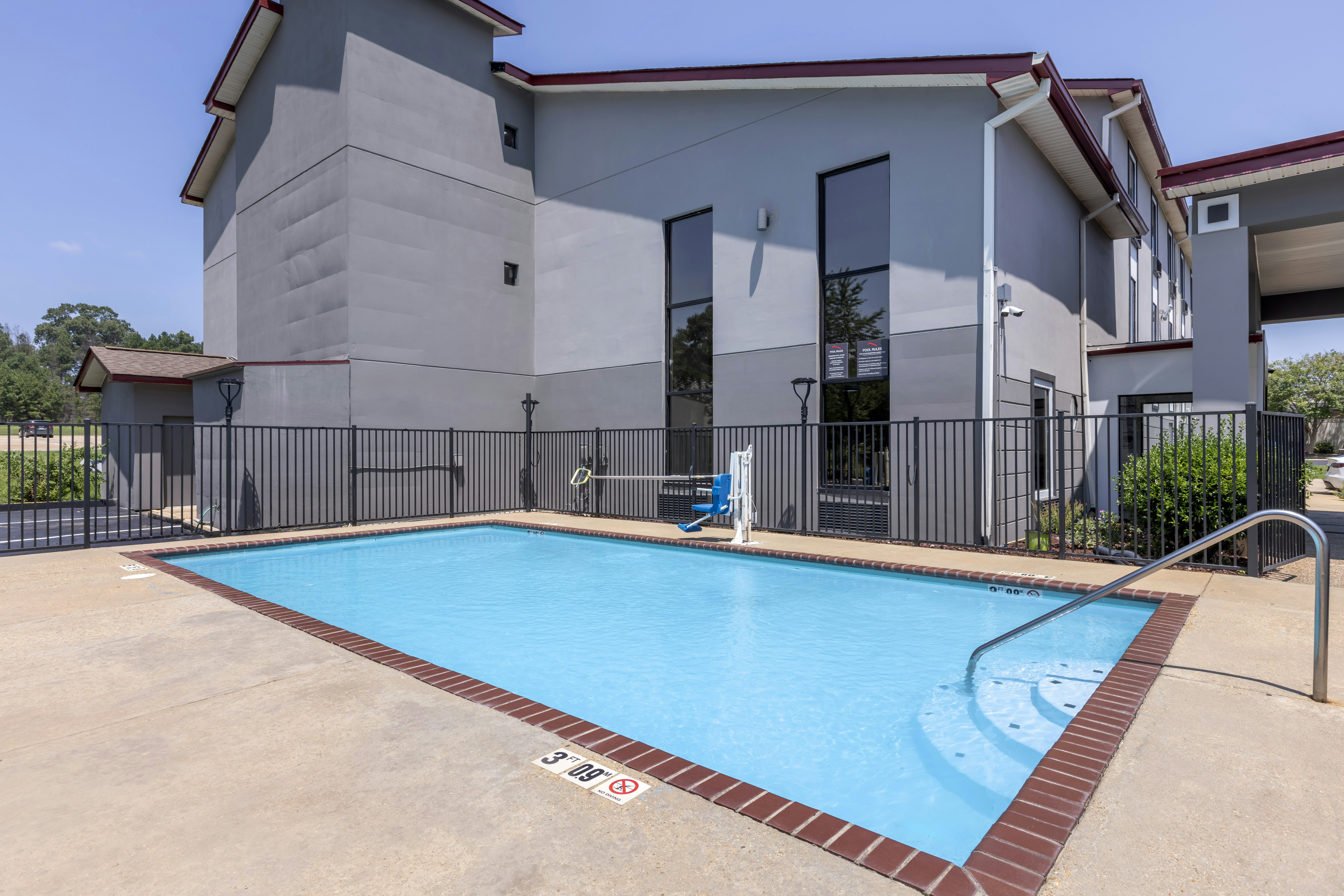 Red Roof Inn & Suites Clinton 22/37