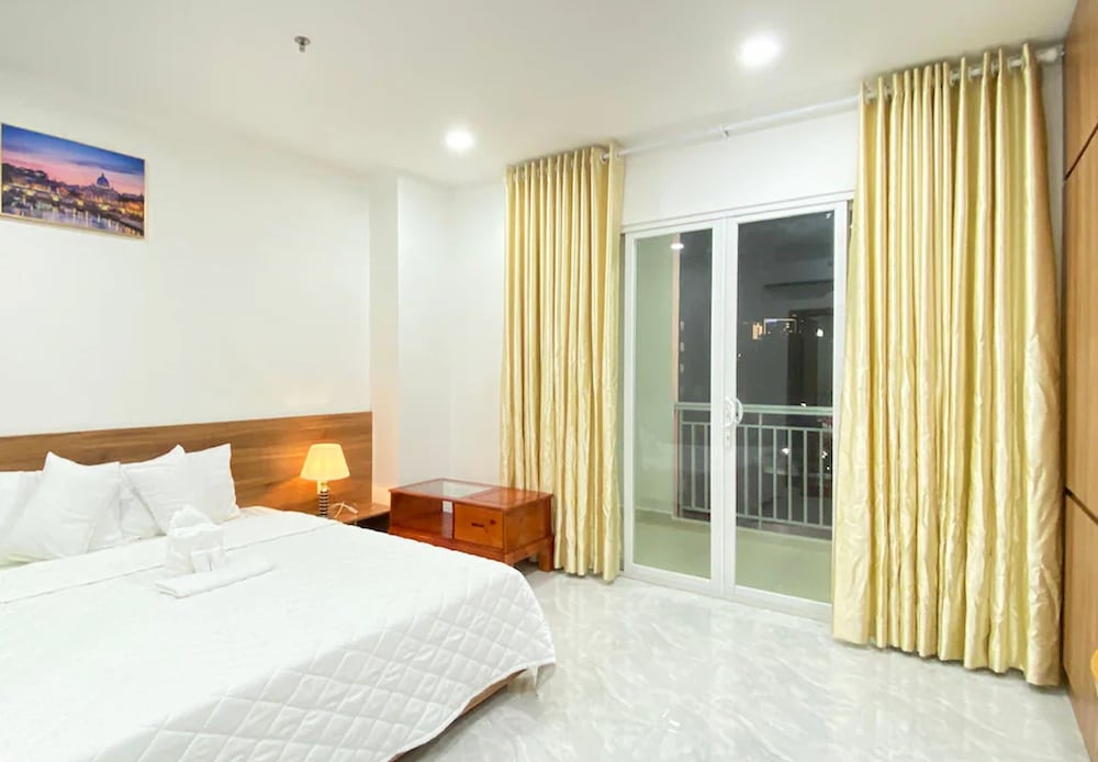 DELUXE, KING BED, CITY VIEW, BATHTUB
