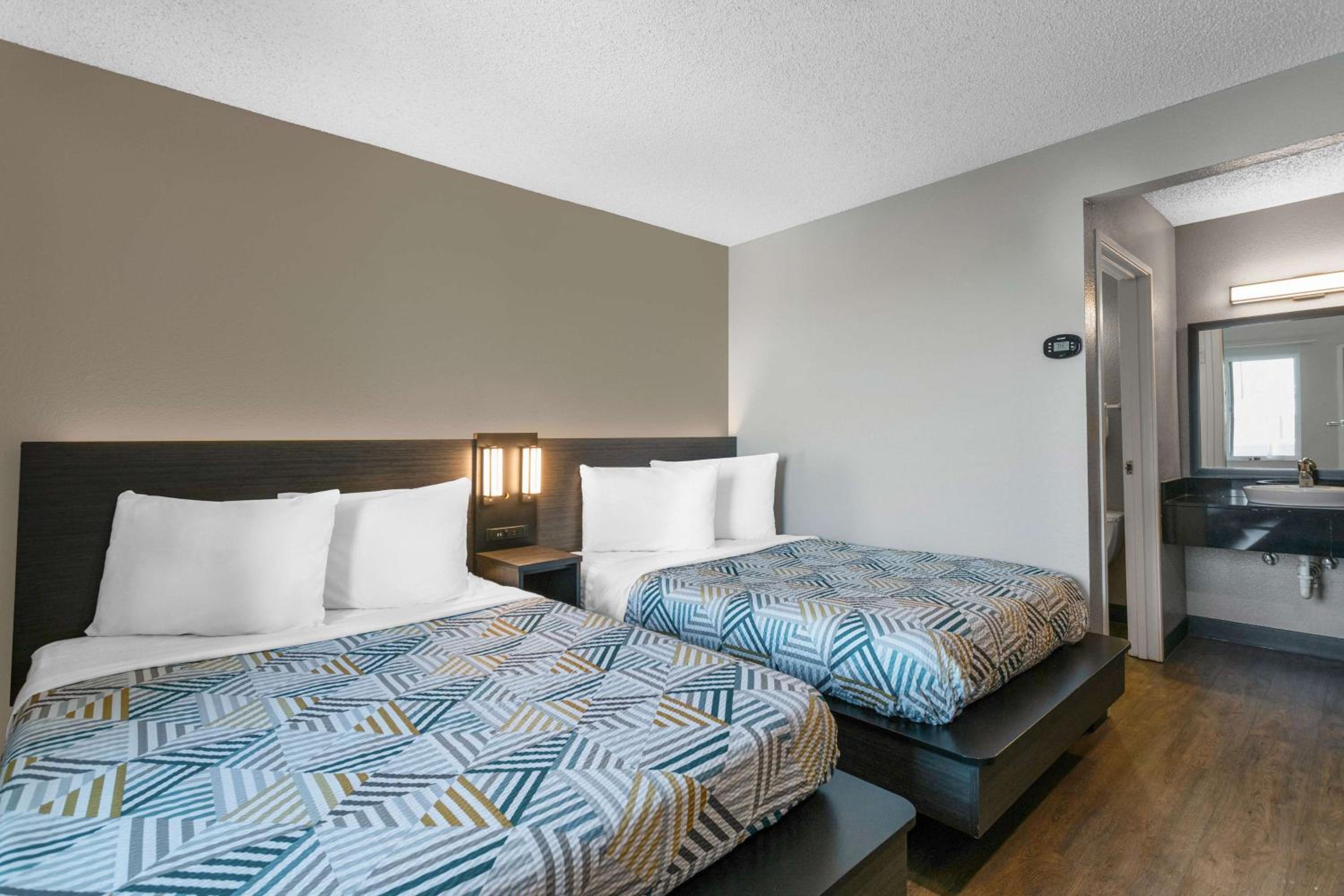 2 Queen Beds - Suite, Smoking, Micfridge