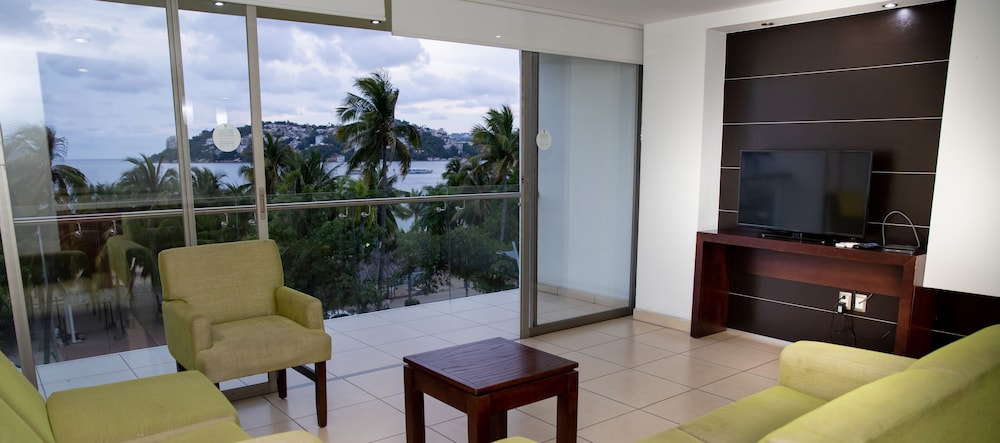 Ramada by Wyndham Acapulco Hotel and Suites 33/61