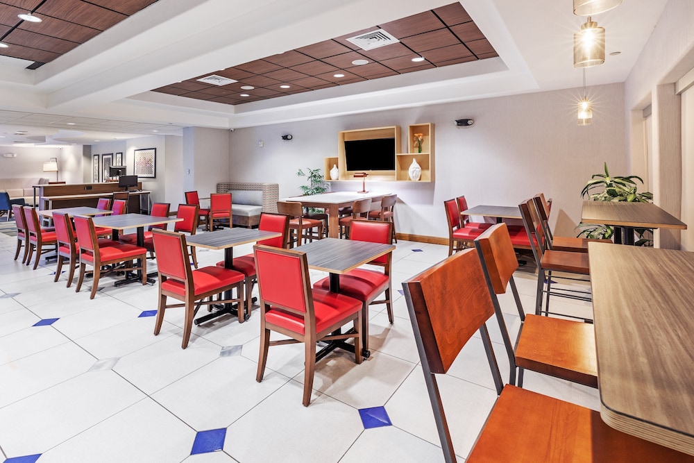 Holiday Inn Express Hotel Suites Hutto 57/72