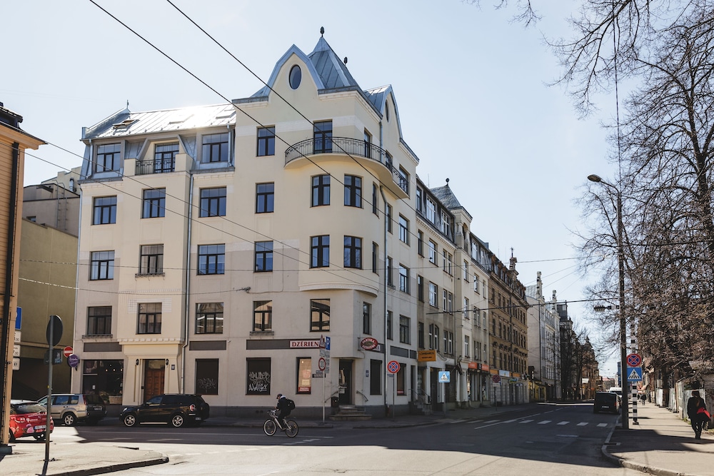 Ernesta Lux Apartments 40/50