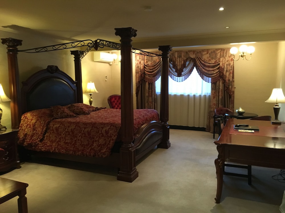 ALBURY MANOR HOUSE 41/66