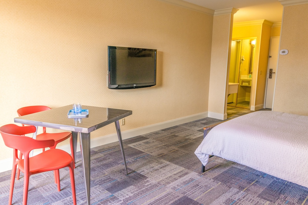 ROOM, QUEEN BED, BALCONY