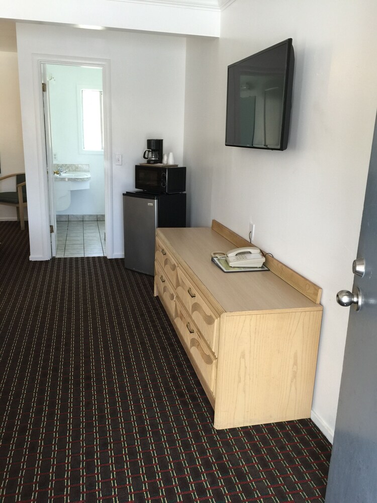 Lark Motel 20/53