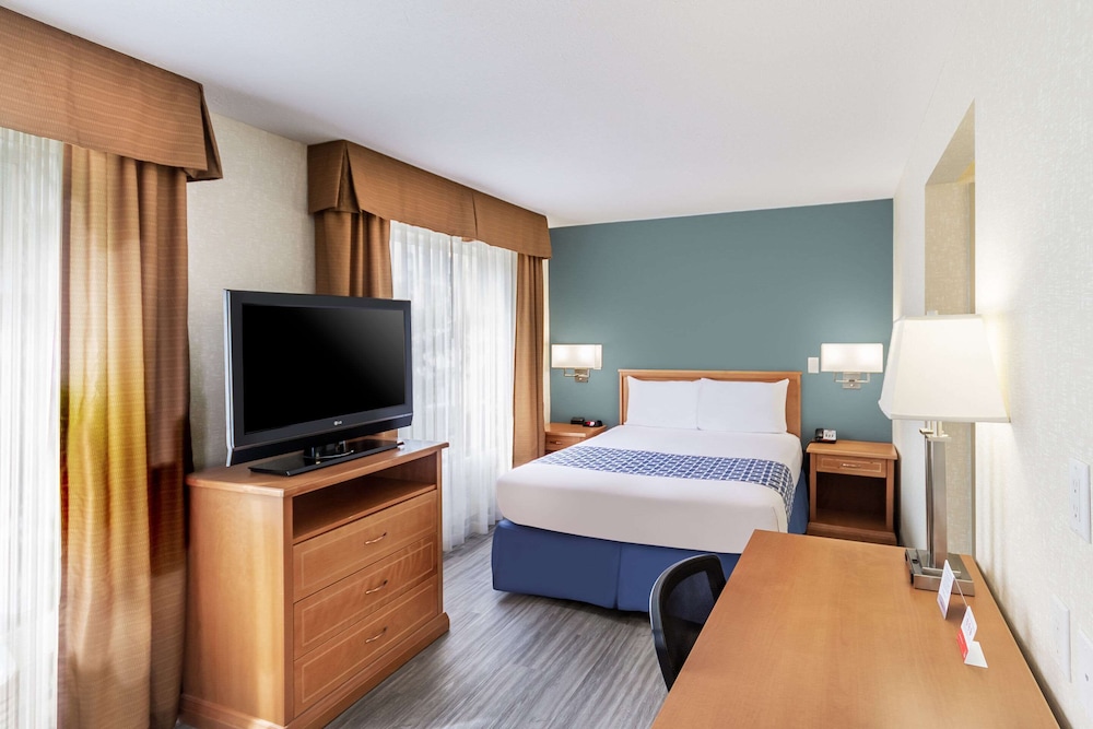 Econo Lodge Inn & Suites Calgary - University 12/32
