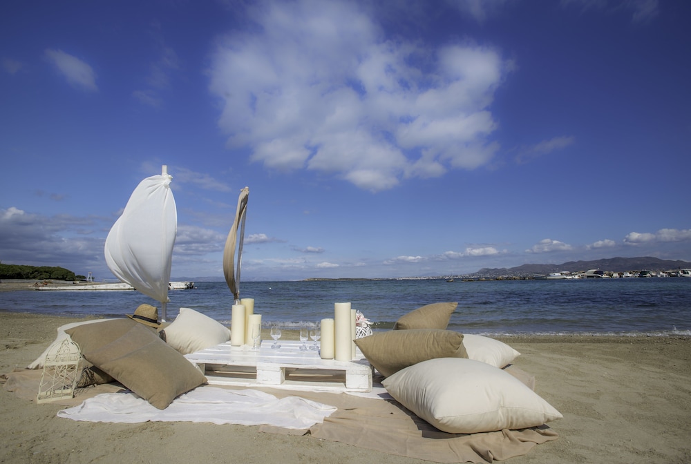 Oasis Beach Hotel Spa 72/76