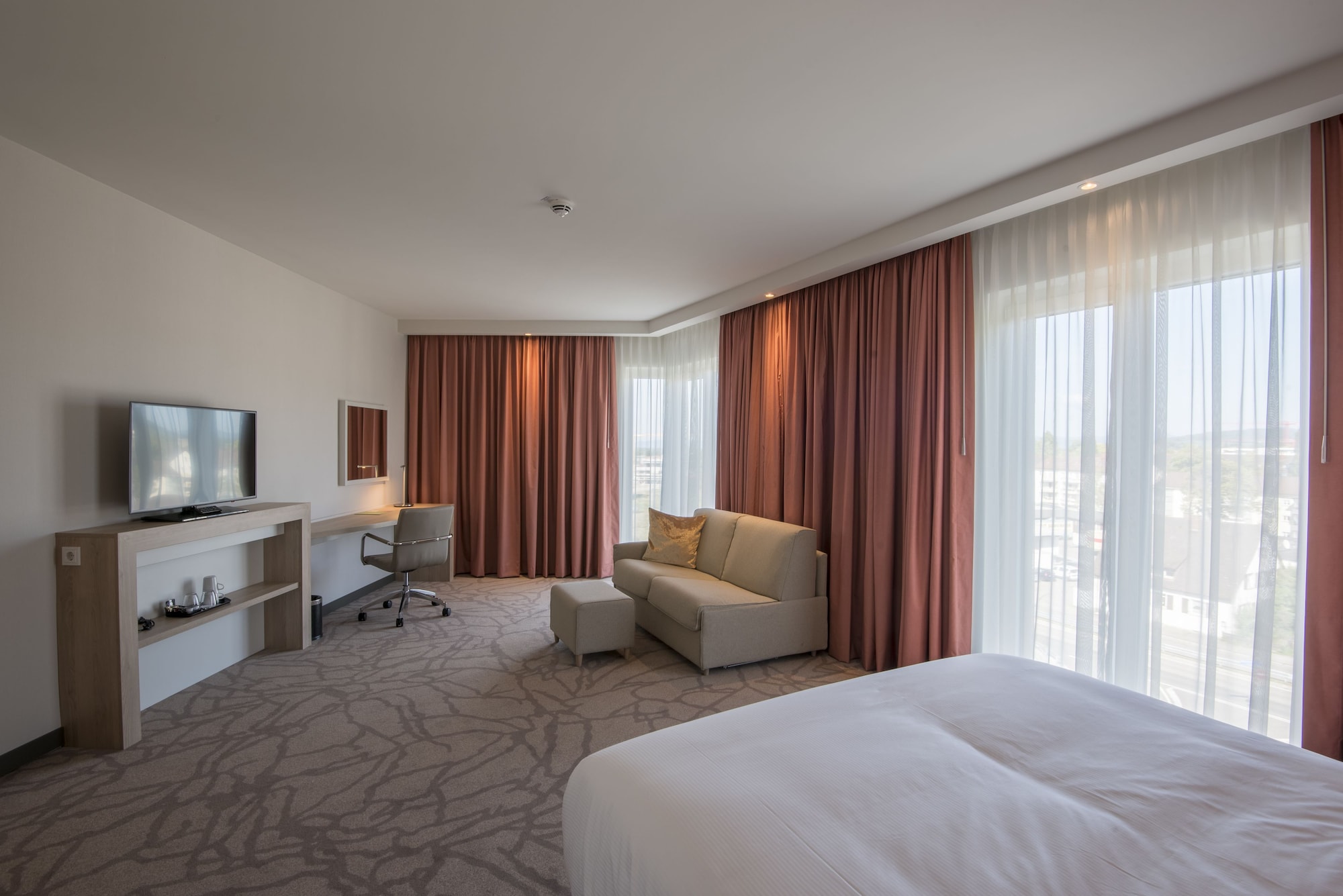 ROOM, QUEEN BED, CORNER