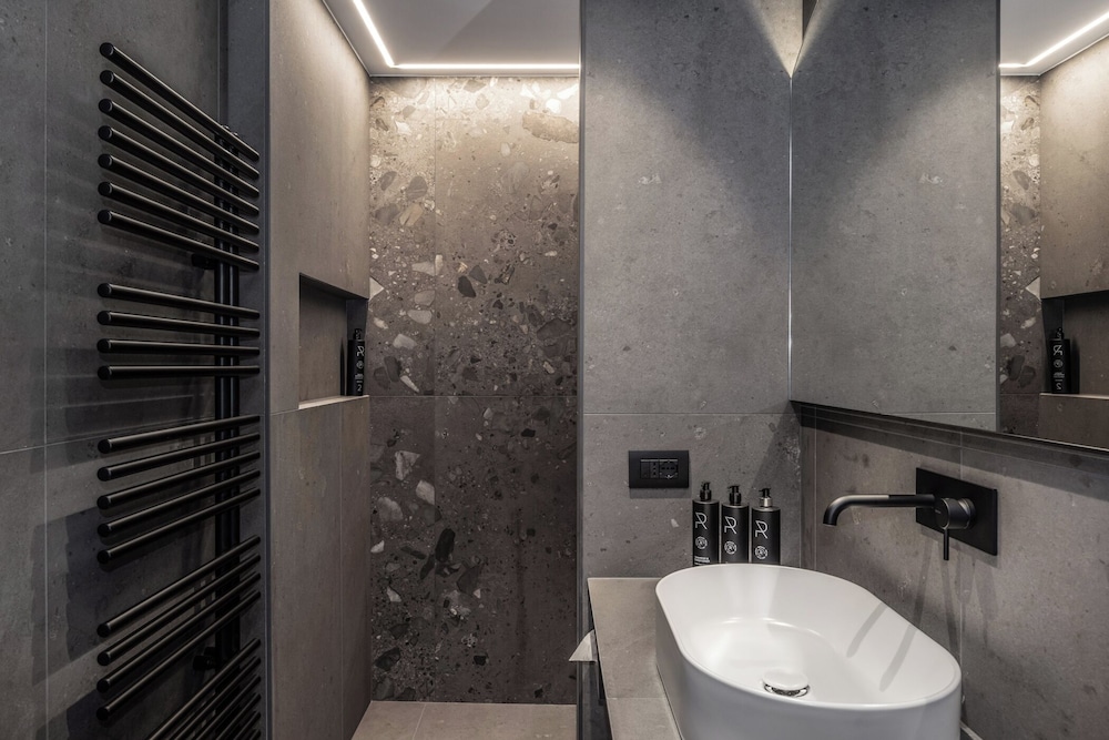Nature Living, 1 King and 1 Single Beds، Hotel Palace Ravelli 5/7