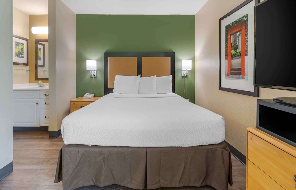 DELUXE, STUDIO, QUEEN BED, SOFA, ACCESSIBLE