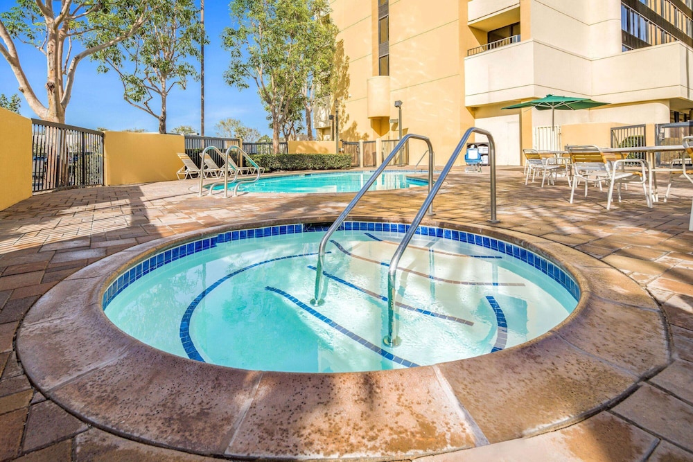 La Quinta Inn & Suites by Wyndham Buena Park 9/44