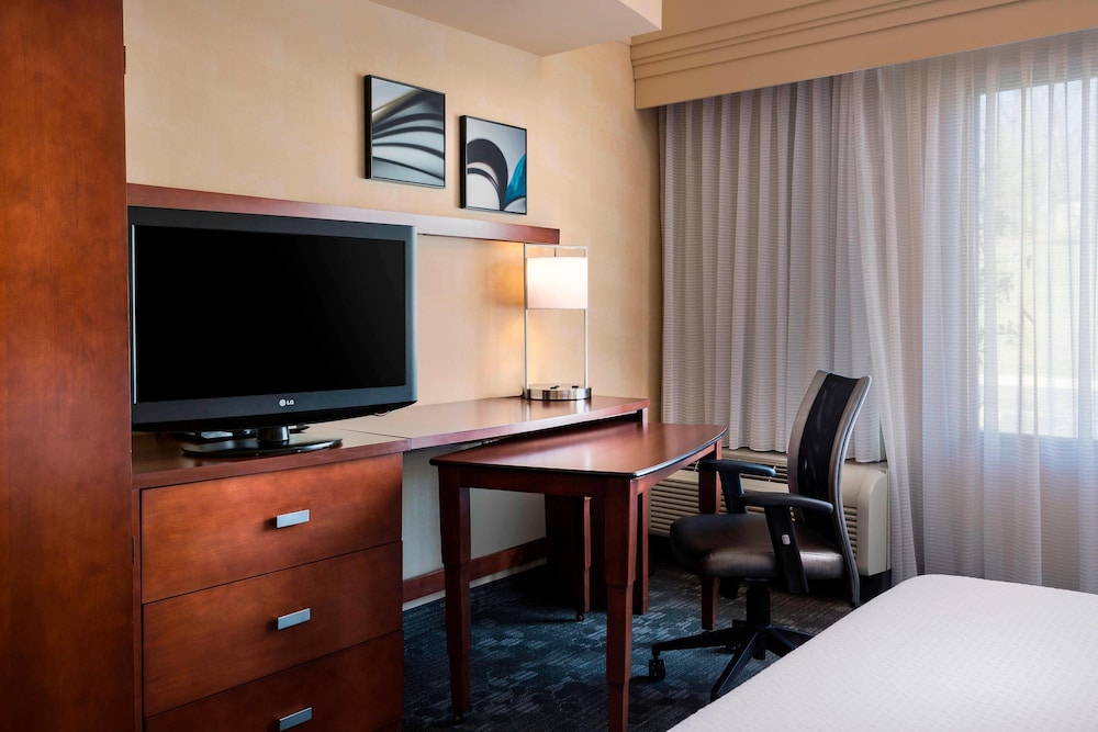 Courtyard by Marriott Kansas City Shawnee 57/71