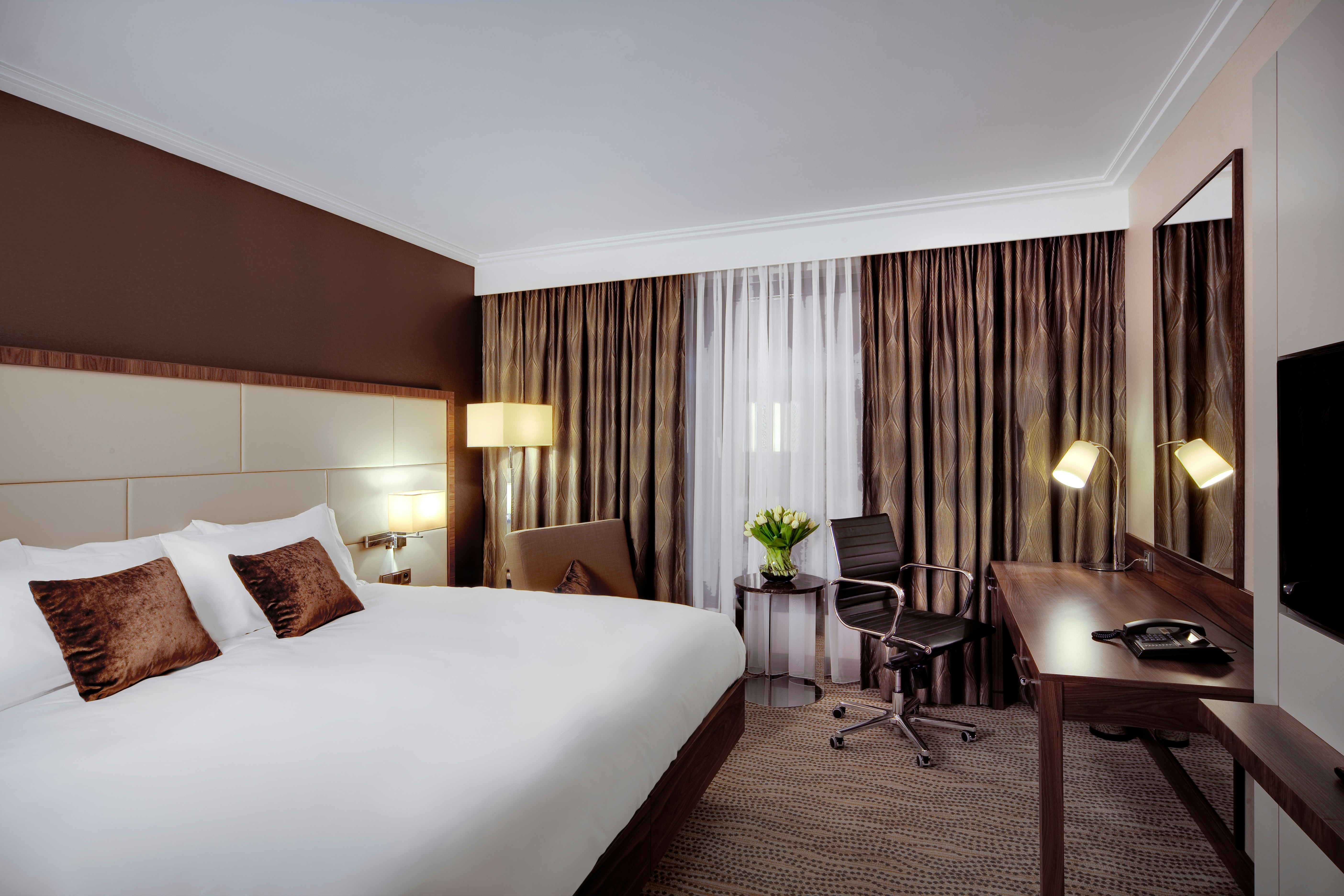 GUEST ROOM, KING BED
