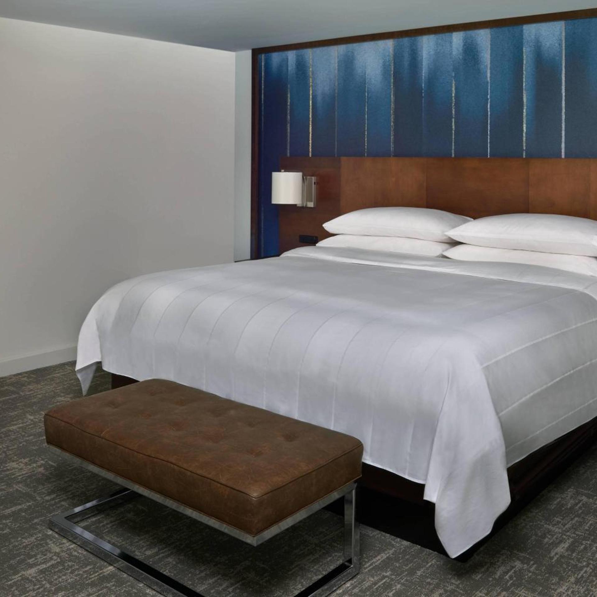 1 Bedroom, Suite, King Bed, City View, Sofa