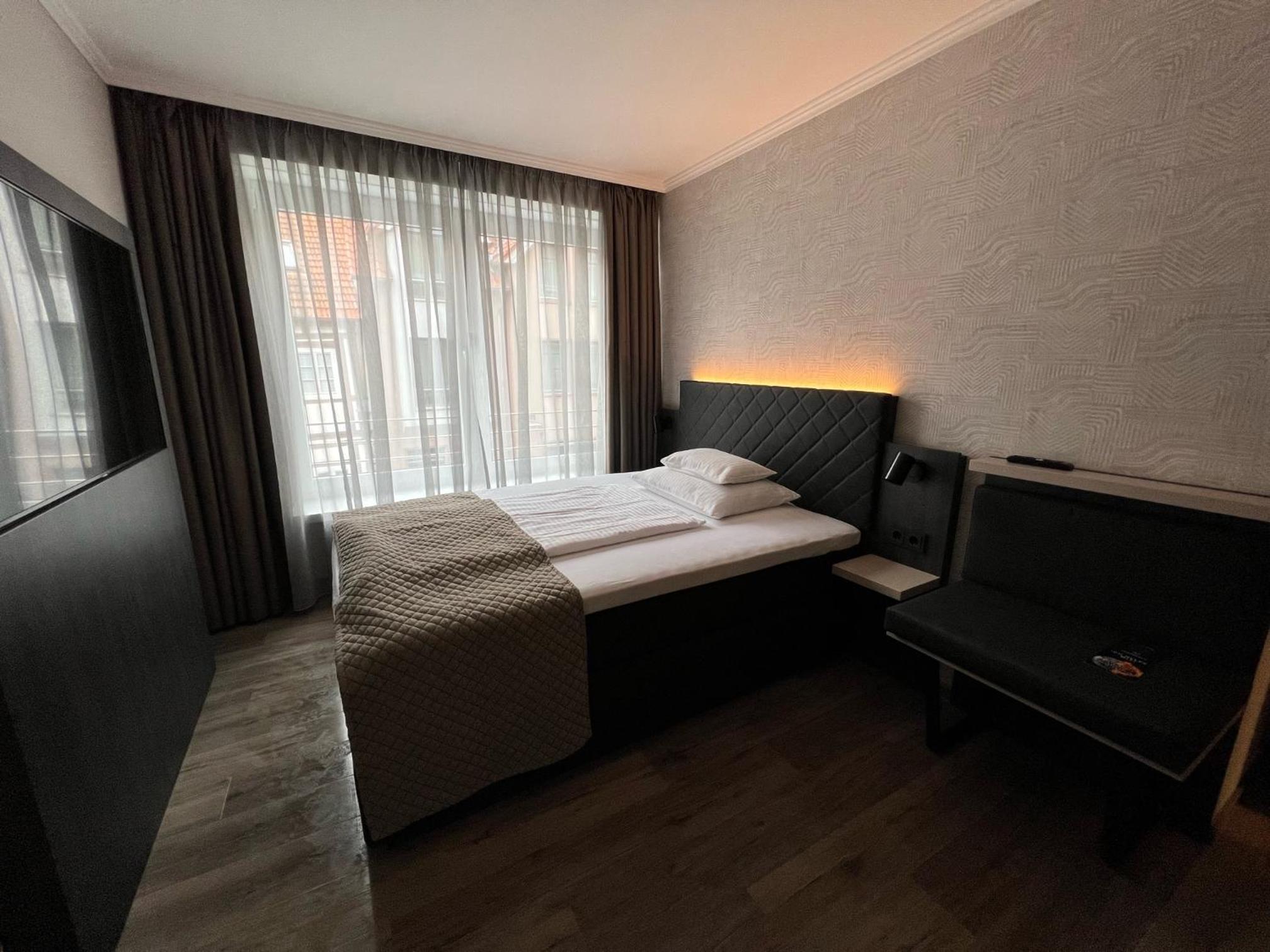 Room, Queen Bed, Balcony