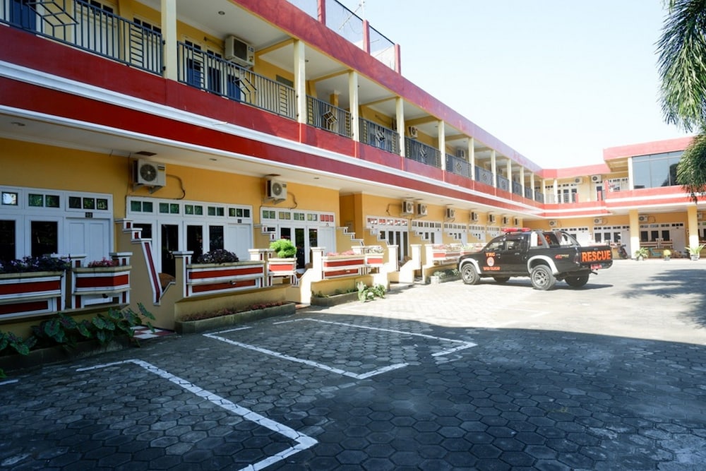 RedDoorz Plus near Stadion Wijaya Kusuma 18/22