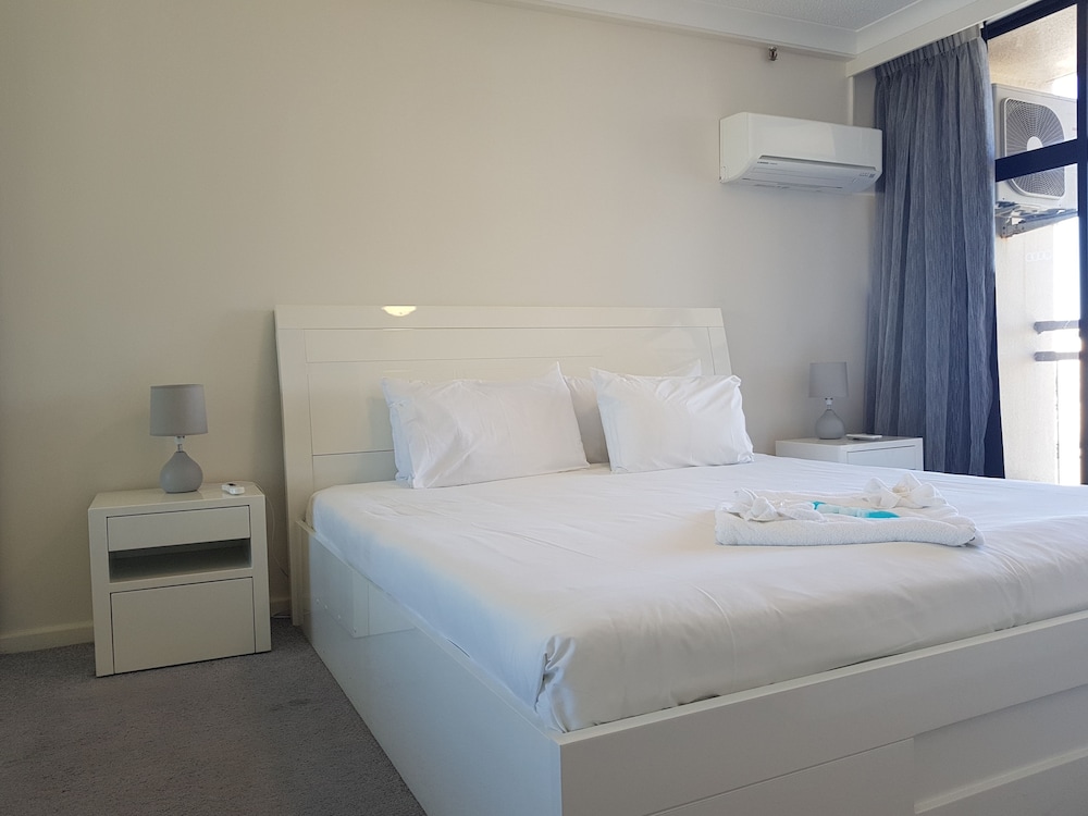 غرفة بسرير كوين بإطلالة على البحر بغرفة نوم واحدة، Beachcomber Resort Surfers Paradise 2/3
