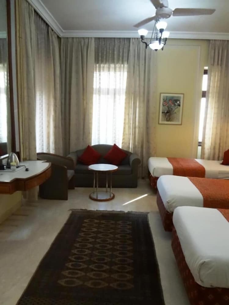 Regent Hotel 22/38