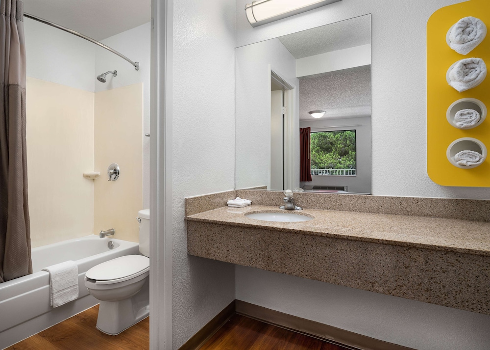 Motel6 Carlsbad, CA - Near Legoland 26/53