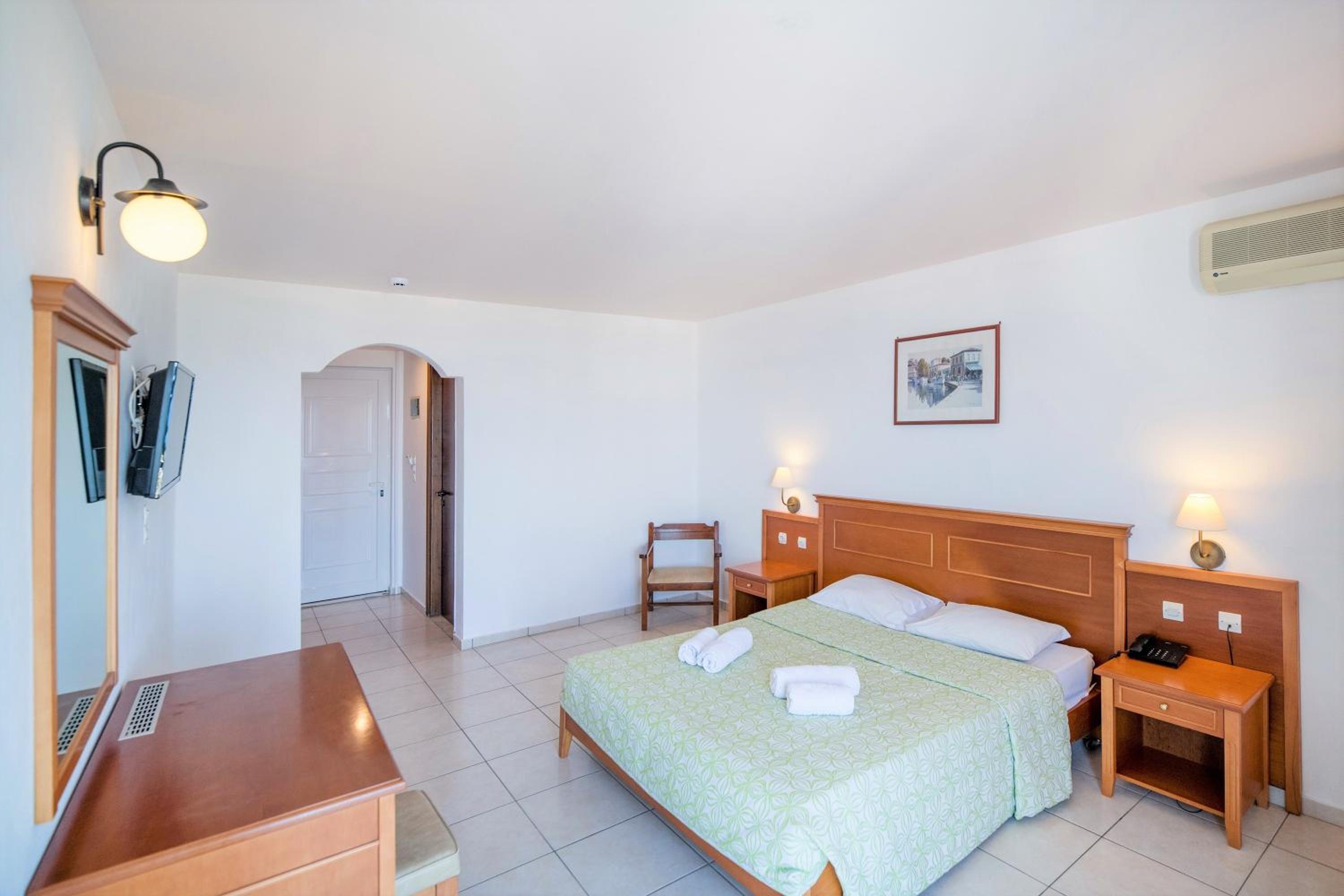 غرفة ثلاثية، Semiramis Village 2/6