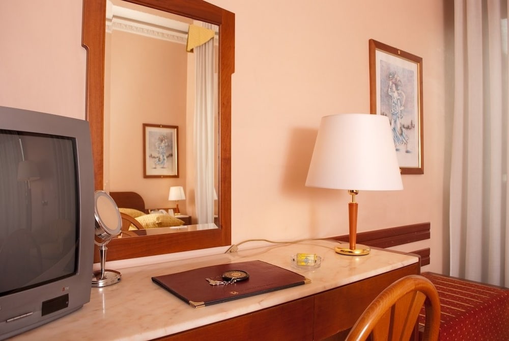 Roma Hotel 83/89