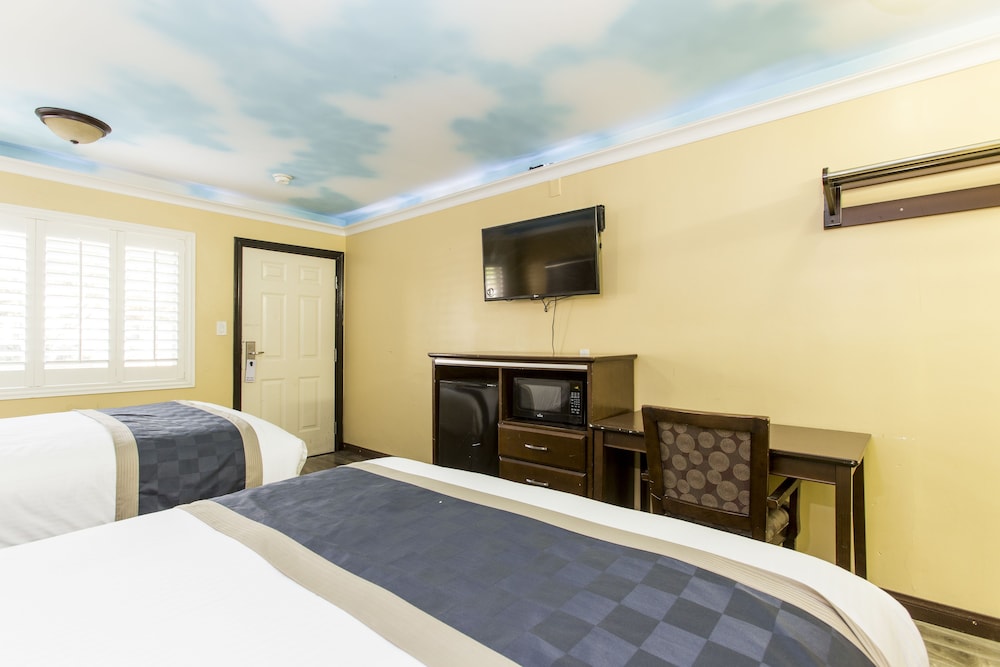 Hollywood Palms Inns & Suites 22/56