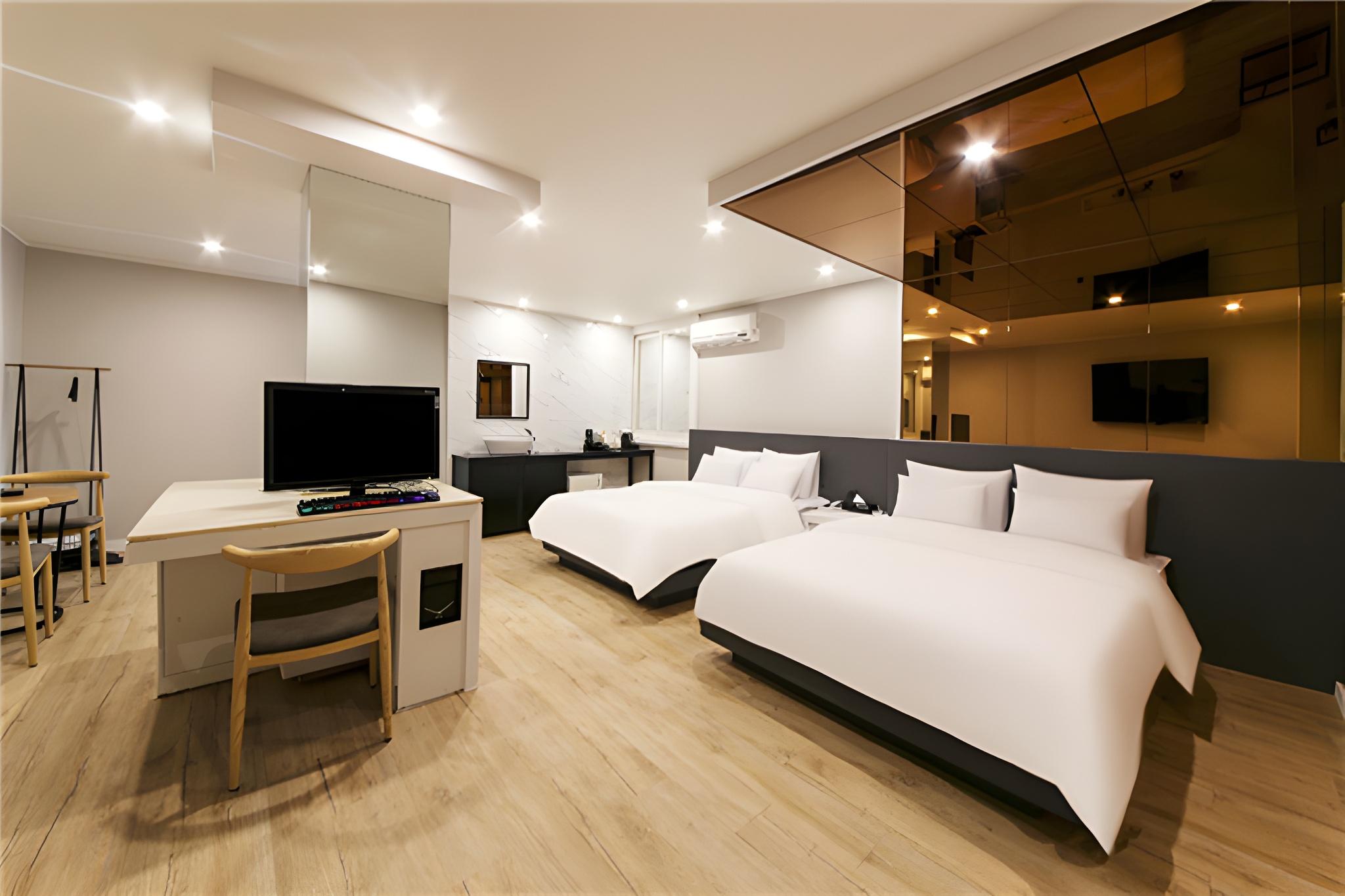 غرفة بسريرين منفصلين