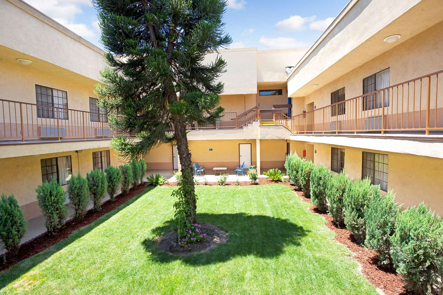 Days Inn & Suites By Wyndham Artesia 30/37