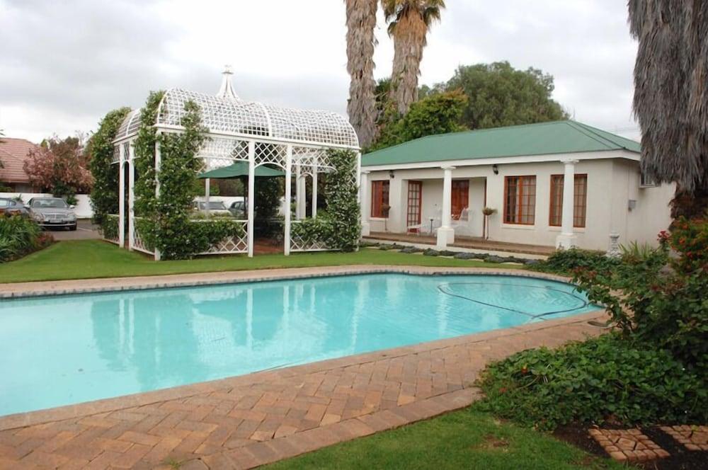 A Tapestry Garden Guest House 32/36