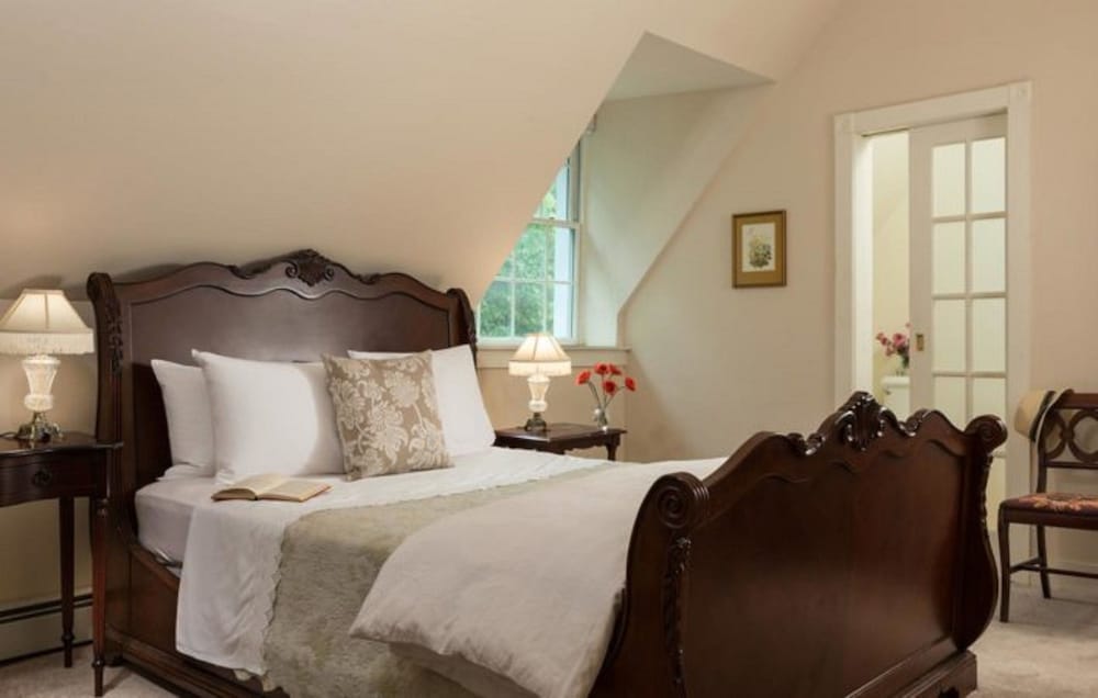 House, Queen Bed, Private Bathroom, South Wing