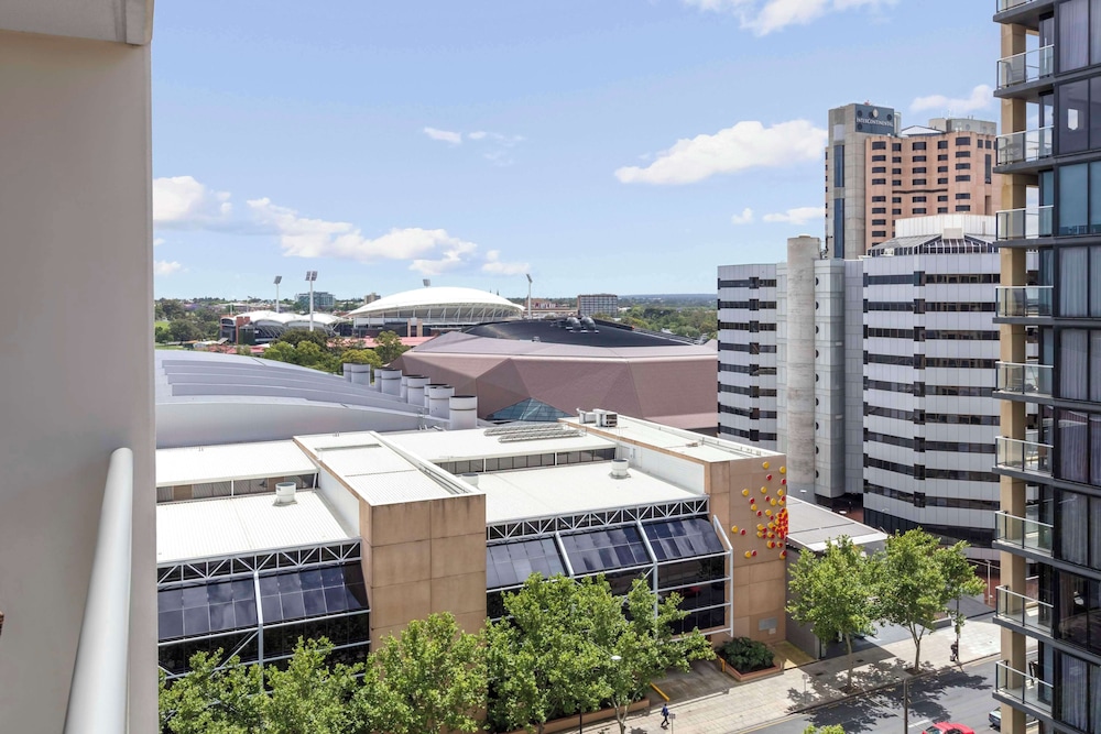 Oaks Embassy Adelaide Suites 60/64