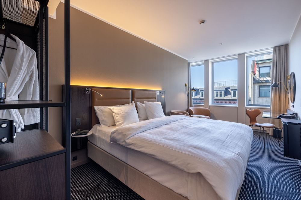 EXECUTIVE, KING BED, LOUNGE ACCESS