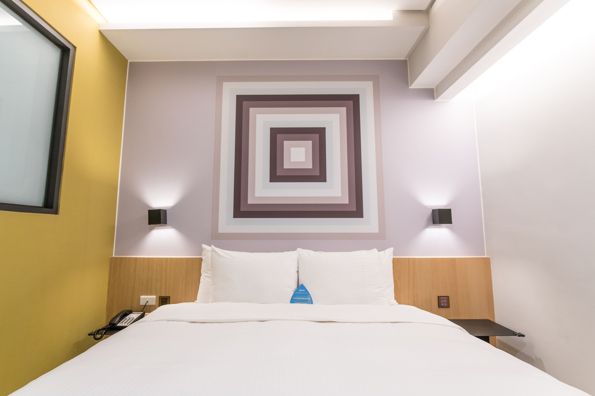 STANDARD, QUEEN BED, CITY VIEW
