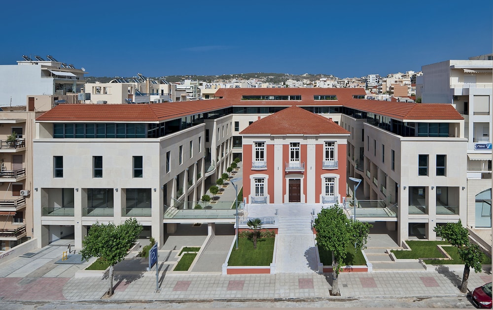 Trianon Luxury Apartments and Suites 3/74