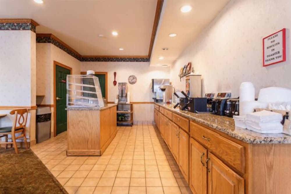 Lancaster Inn and Suites 10/64
