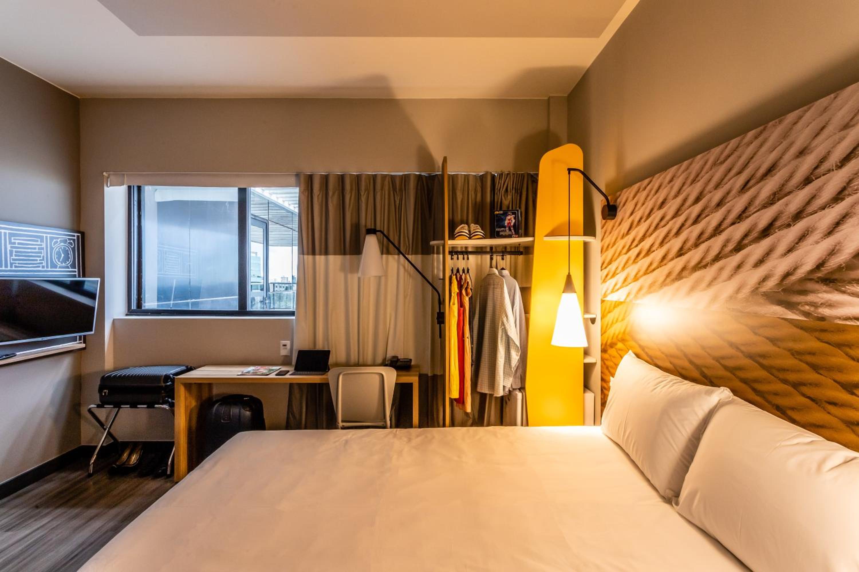 غرفة بسرير مزدوج وسرير فردي مع أريكة، Ibis Palmas Avenida Jk Hotel 3/8