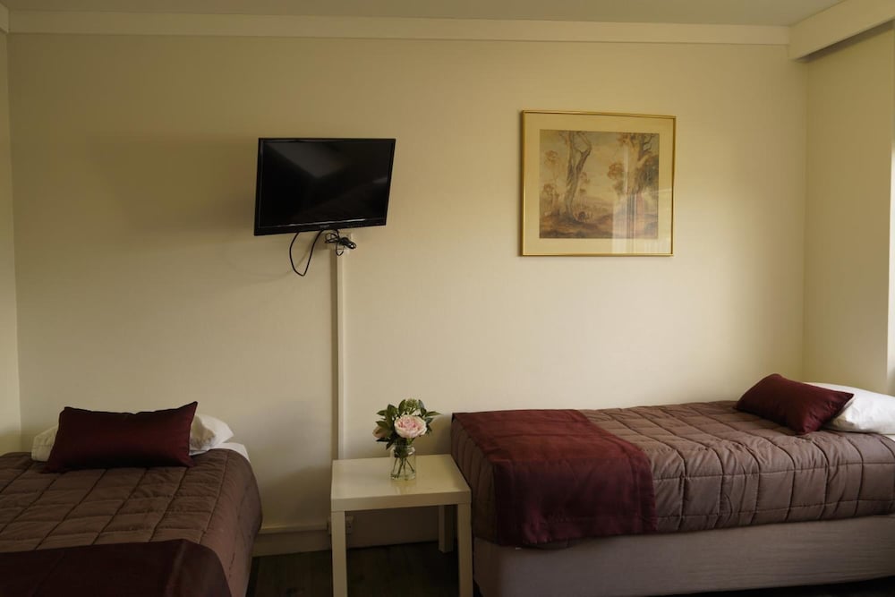 Country Motor Inn 30/36