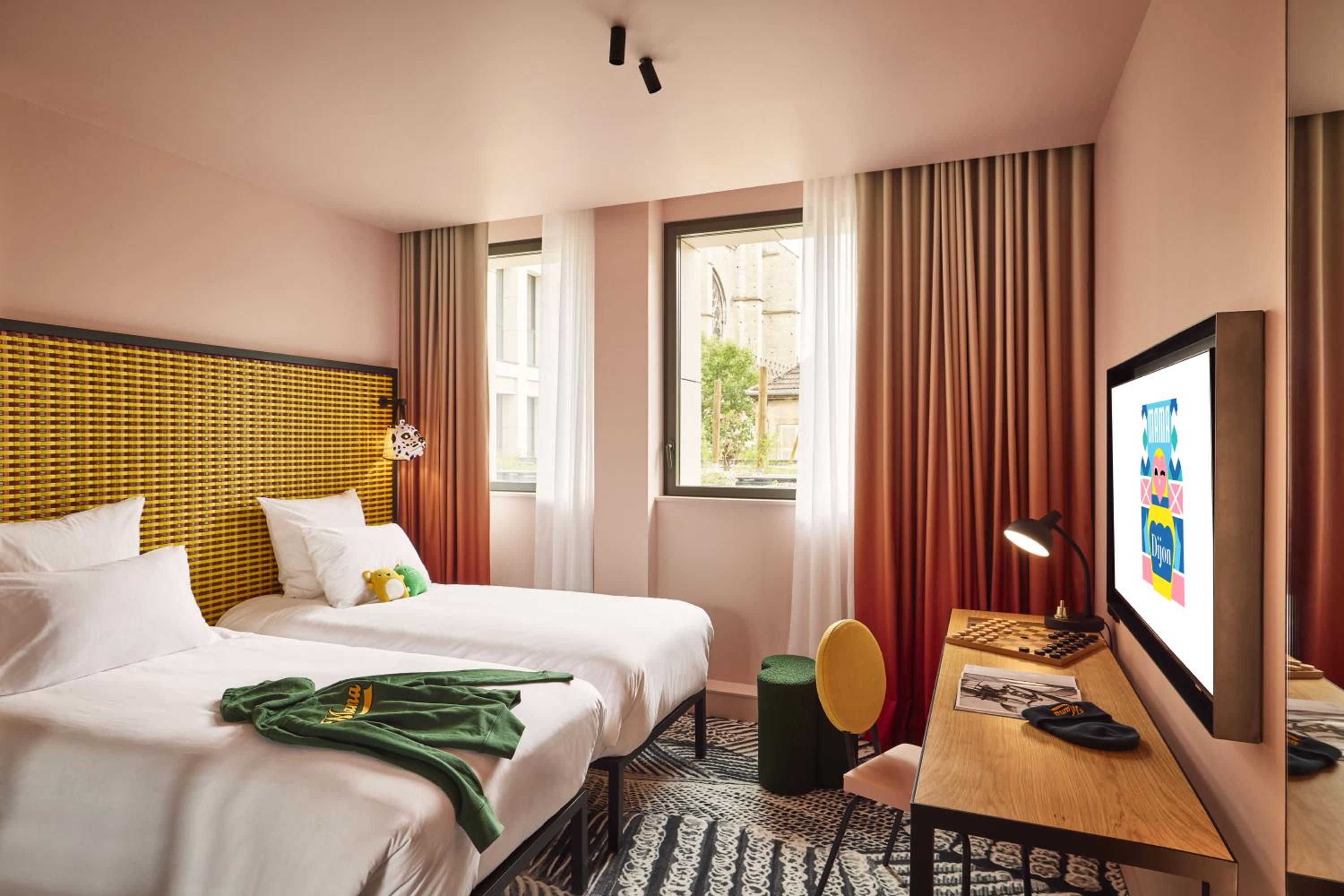 Mama, Medium, Twin Beds