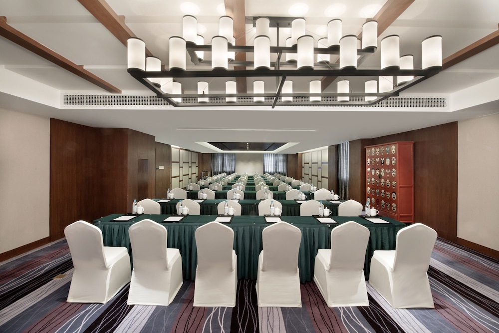 Crowne Plaza Yading 64/81