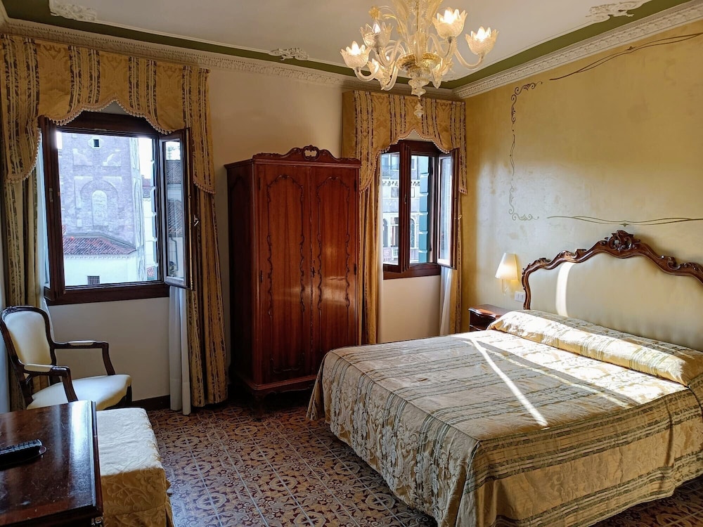 STANDARD, DOUBLE BED, CITY VIEW