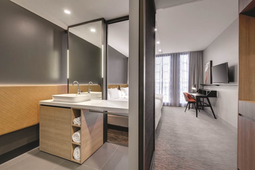 Vibe Hotel Canberra Airport 26/63