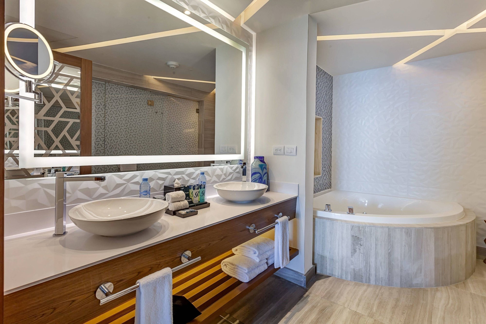 2 Bedrooms, Diamond Club, Chairman, Luxury, Suite, 1 King and 2 Queen Beds, Ocean Front, Sofa، Royalton CHIC Cancun, An Autograph Collection (ex Royalton Cancun) 7/9