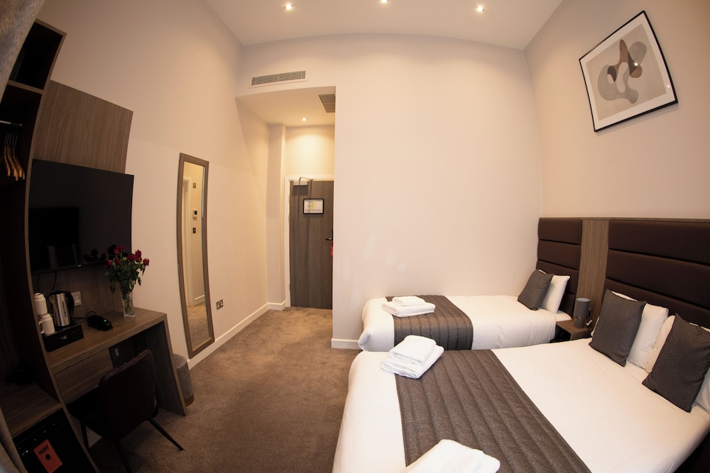 Reem Hotel 25/65