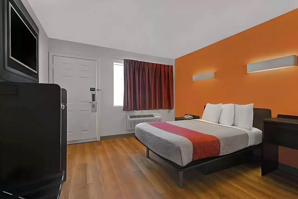 ROOM, QUEEN BED