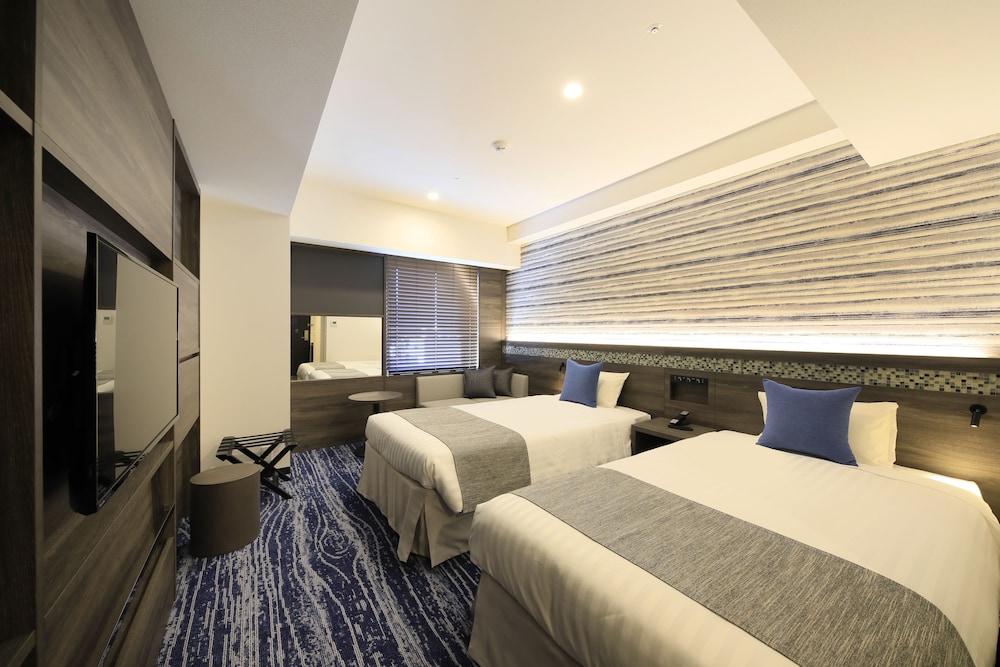 FAMILY, TWIN BEDS
