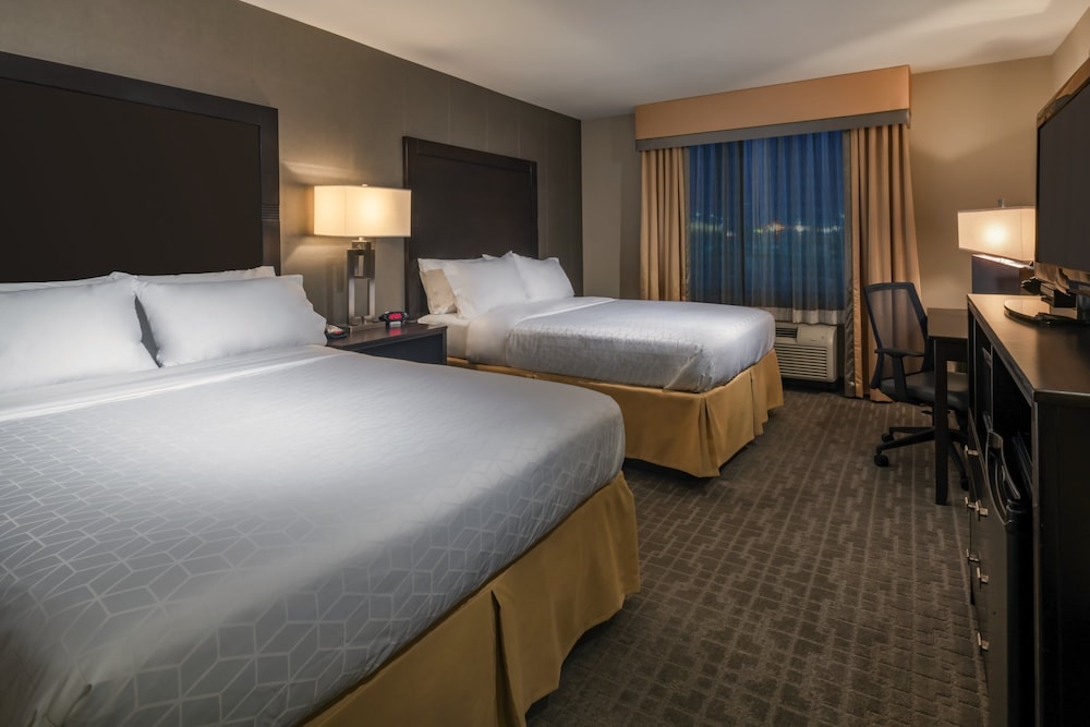 Holiday Inn Express Hotel and Suites Hays 9/53