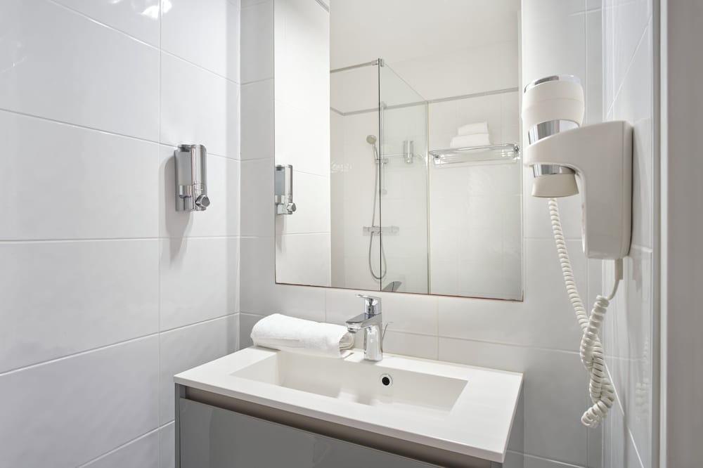 LOGIS BEAUJOIRE HOTEL 30/37