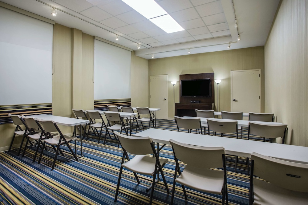La Quinta Inn & Suites by Wyndham Winchester 41/44