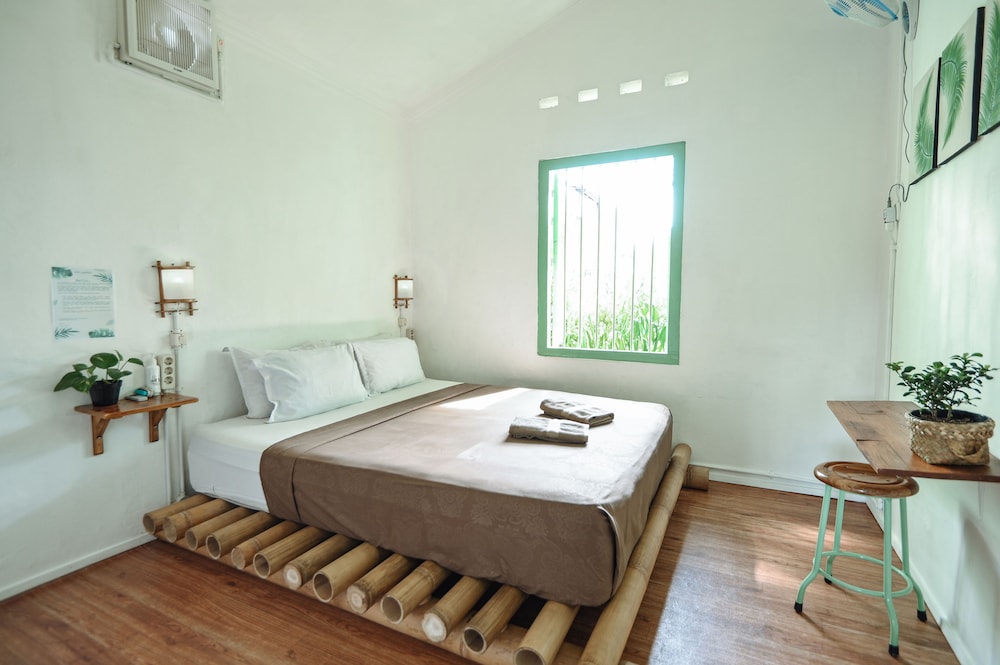 STANDARD, QUEEN BED